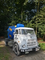 Oldtimer en cabrio rondrit door het land van Stille Waters