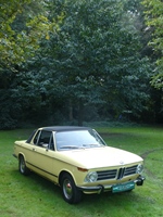 Oldtimer en cabrio rondrit door het land van Stille Waters